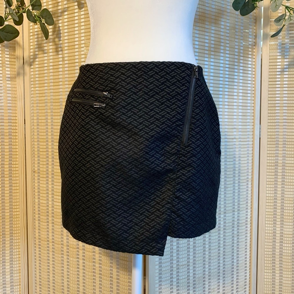 Forever 21 Contemporary Black Moto Mini Skirt Size Small